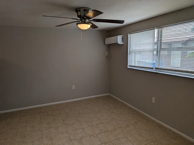 9415 Eastfield Rd #B — Photo 3