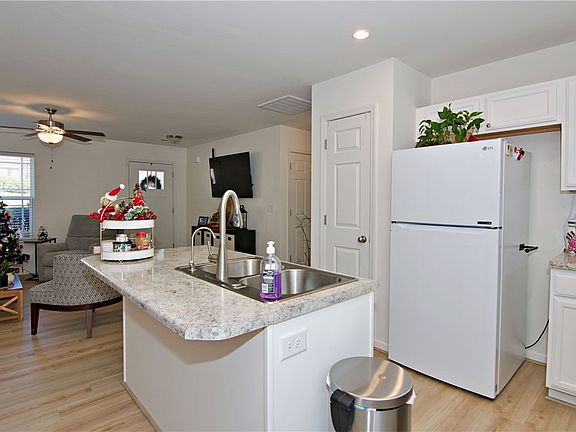 5th image of 309A Camellia Dr