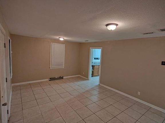 4th image of 2904 Fairfax St