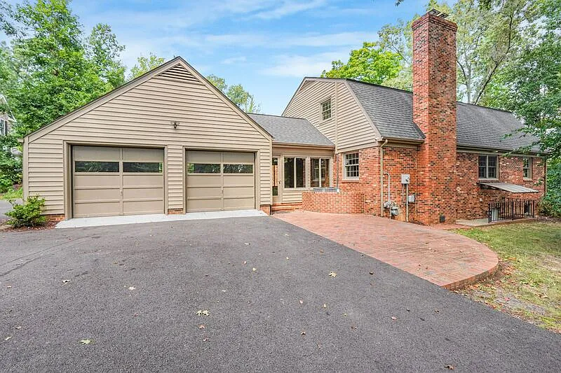 5 bed, 3.0 bath, 4400 sqft, $3,500 — Photo 3