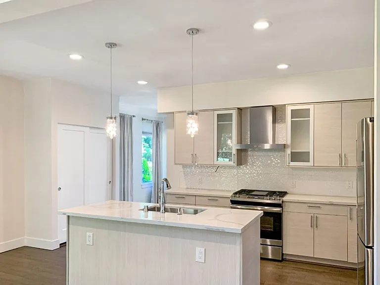 707 Newport Ct NE — Photo 8