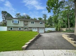 12 Opal Ct, Hauppauge, NY 11788