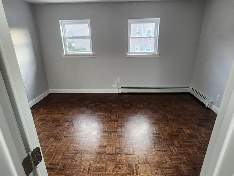 420 W 7th St — Photo 7