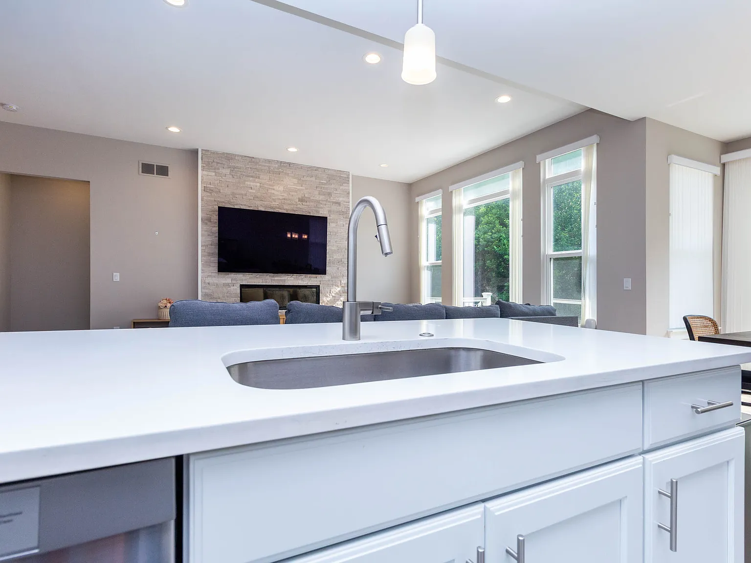 3 bed, 2770 sqft, $4,200 — Photo 3