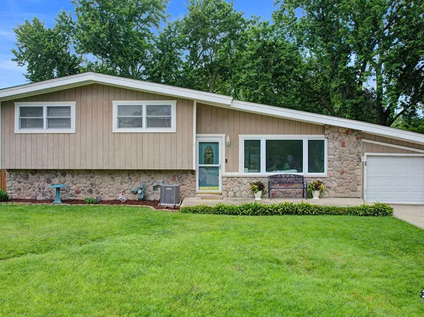 1506 W Pine St, Holiday Hills, IL 60051