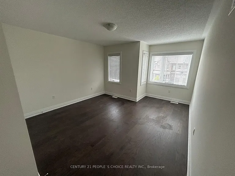 66 Circus Cres — Photo 14