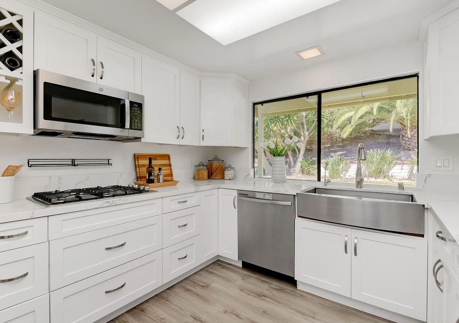 4bd/2ba Single Story Home In Hennie Hills Oceanside! — Photo 2