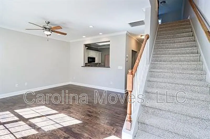 3 bed, 2.5 bath, 1722 sqft, $1,725 — Photo 2