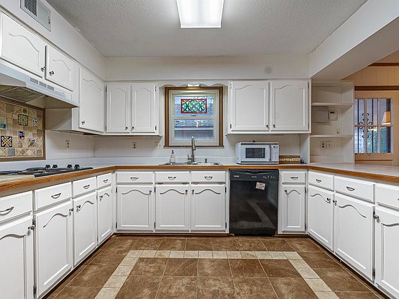 3rd image of 2574 Kenwood Ln