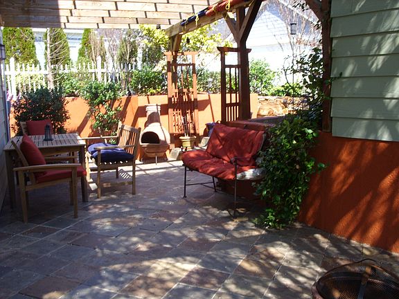 Backyard patio/w pergola