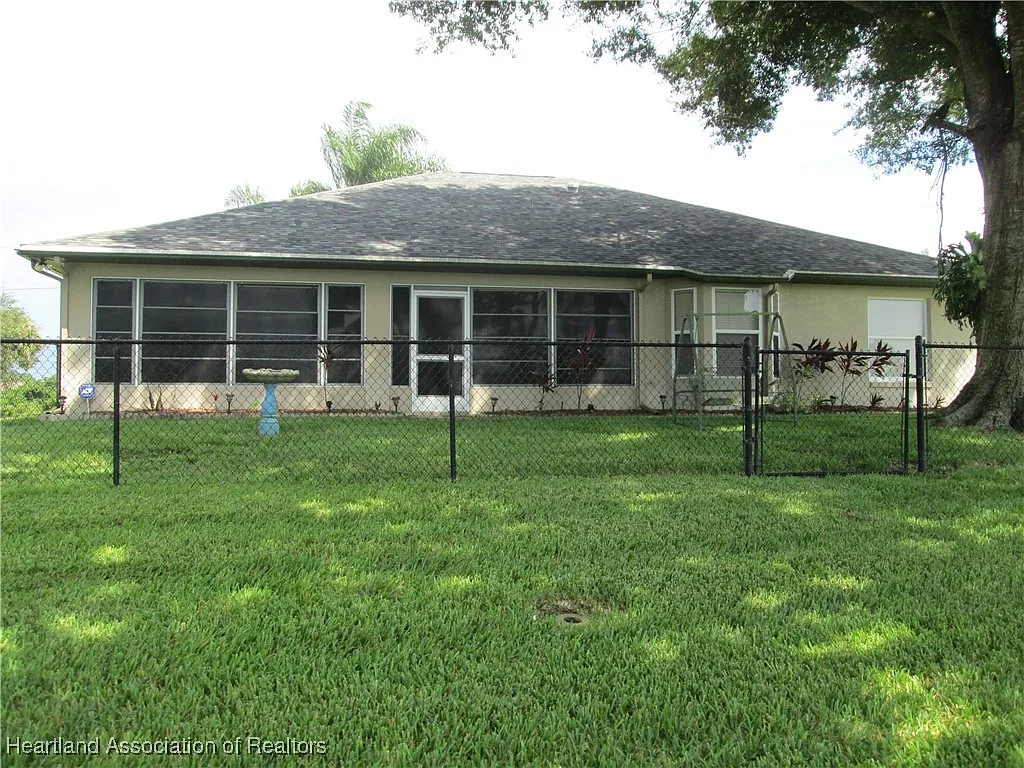3 bed, 2.0 bath, 1816 sqft, $2,500 — Photo 3