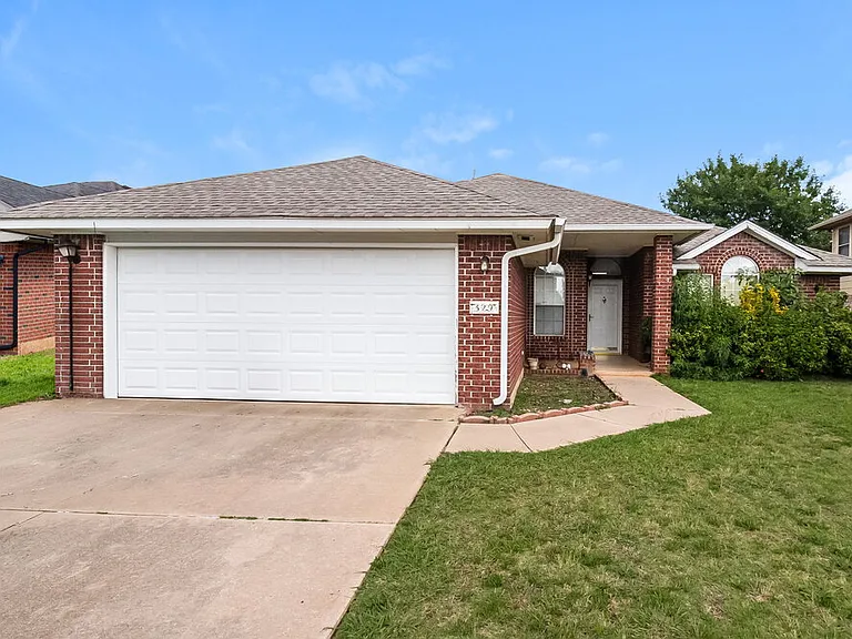 329 Ridge Bluff Dr — Photo 1