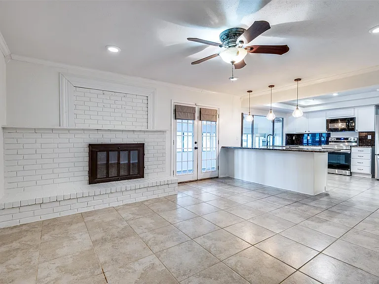 2201 Cottonwood Ln — Photo 16