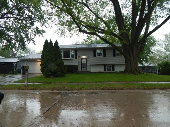 4021 Cresthill Dr, Davenport, IA 52806