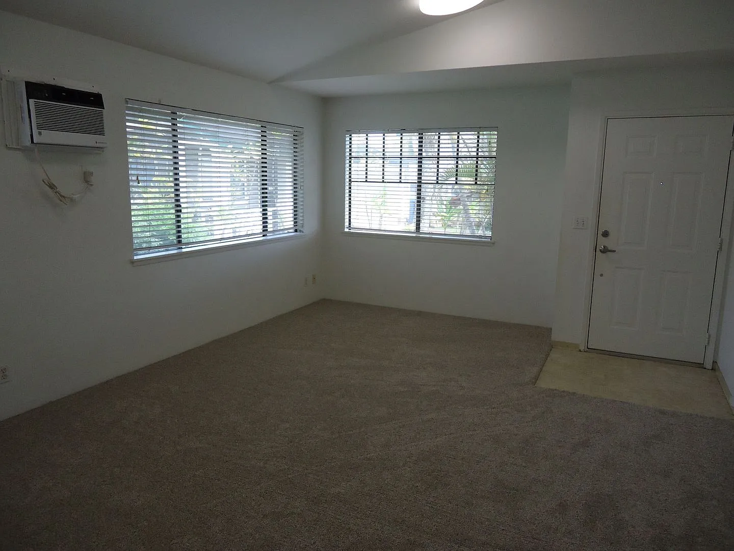 Clean 3 bedroom, 2 bath, 2 car garage home in Mililani Mauka — Photo 2