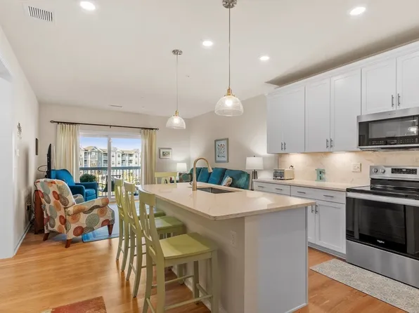 260 Martins Lndg #402, North Reading, MA 01864