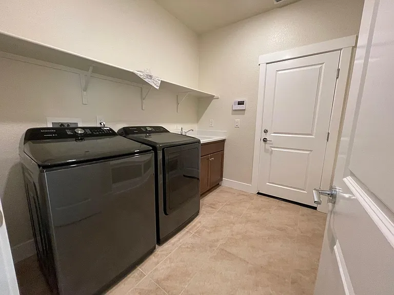 2292 Mozart Ave — Photo 7