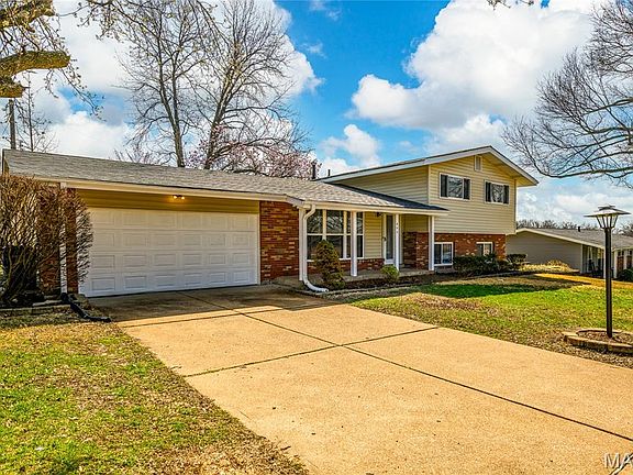 3rd image of 802 Delhurst Dr