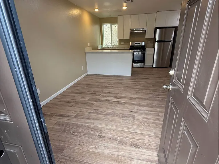 627 1/2 S Rowan Ave — Photo 9