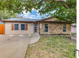 560 NW Douglas St, Burleson, TX 76028