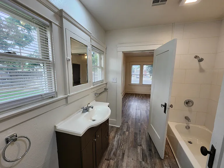 401 N Cherry St — Photo 38