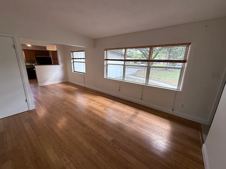 1324 Catalpa Ln — Photo 9