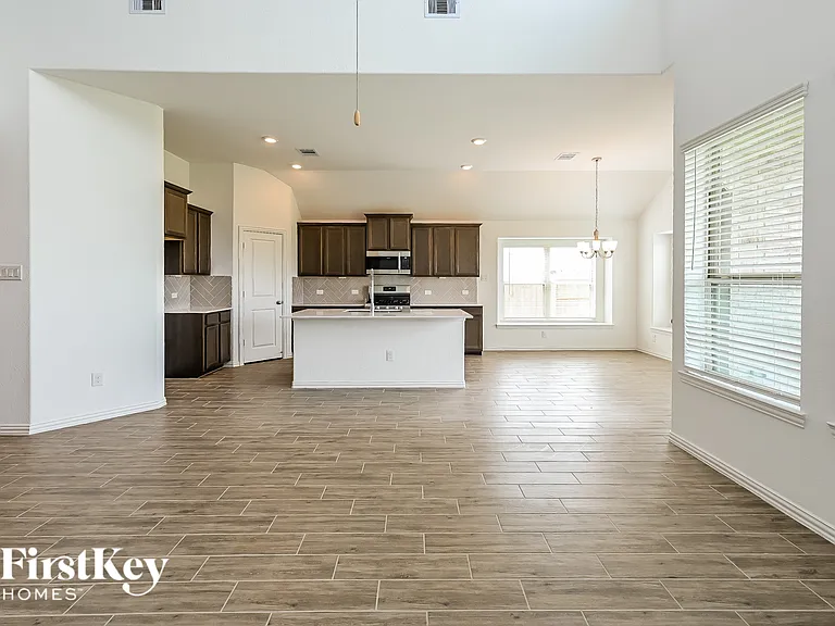 14915 Lake Shore Ave — Photo 3