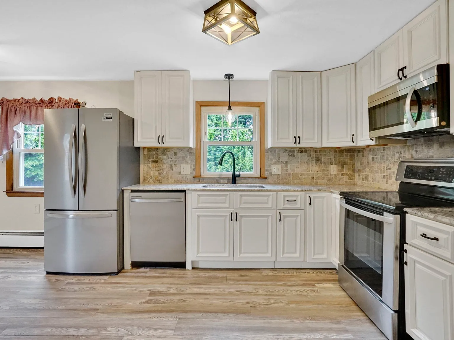 3 bed, 1048 sqft, $2,800 — Photo 3