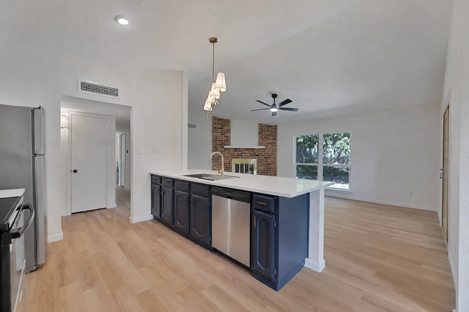3 bed, 1235 sqft, $2,100 — Photo 3