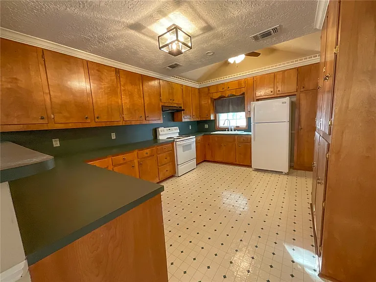 307 W Buck St — Photo 7