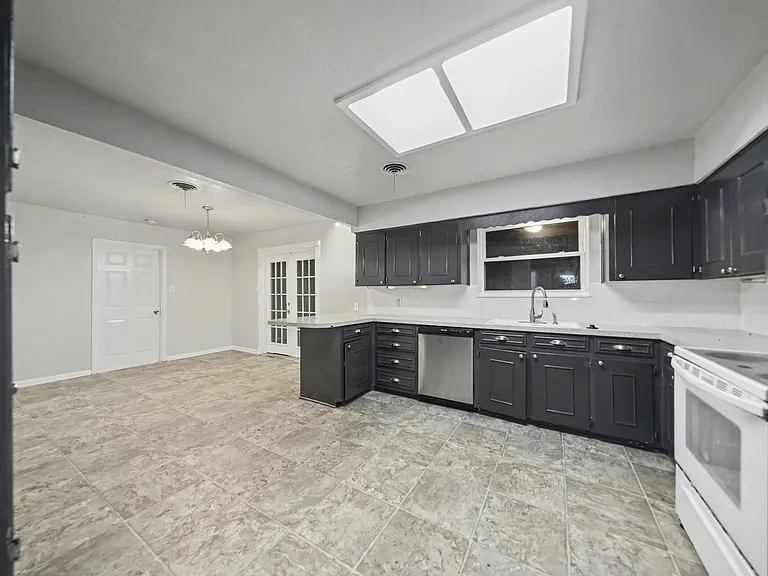 307 Oak St — Photo 5