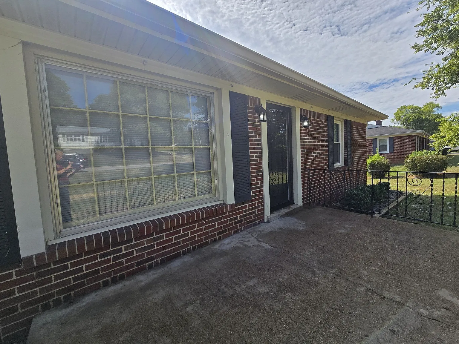 4 bed, 2.0 bath, 2200 sqft, $2,100 — Photo 3