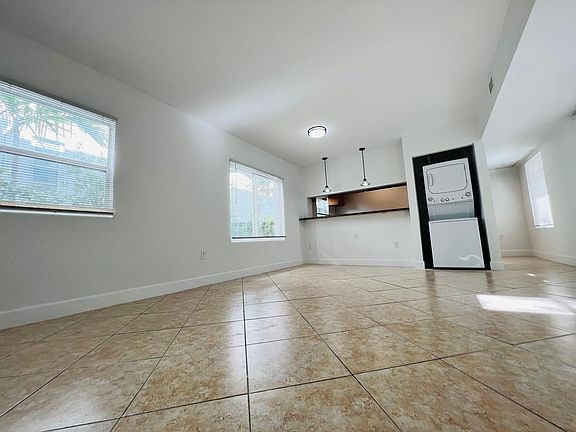 5th image of 946 Bay Dr #7
