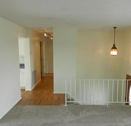 3rd image of 409 Mary St