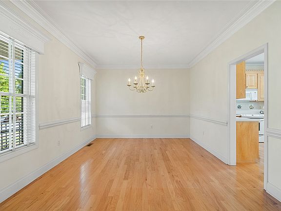 3rd image of 100 Knightsbridge Ln