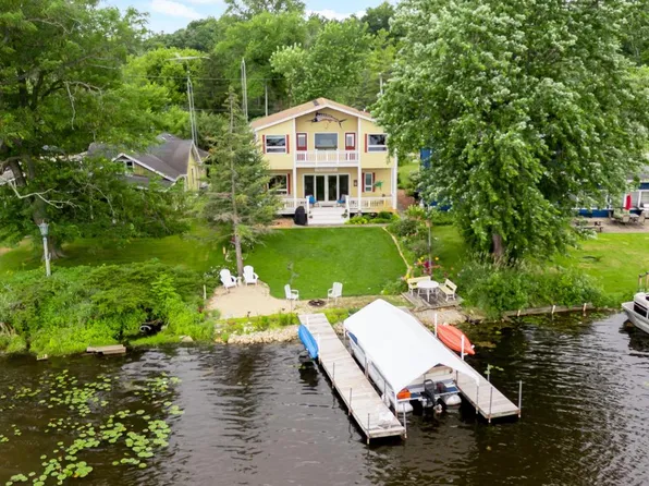 8041 West Lakeshore DRIVE, Burlington, WI 53105