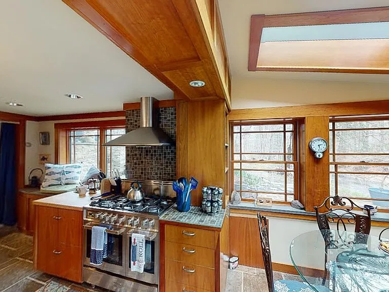 144 Sawkill Ave — Photo 8