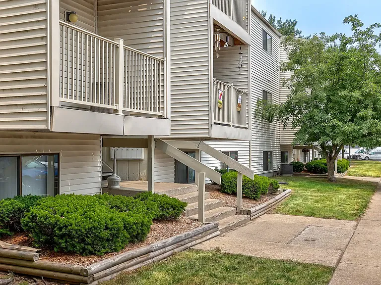 Country Knoll Apartments — Photo 14