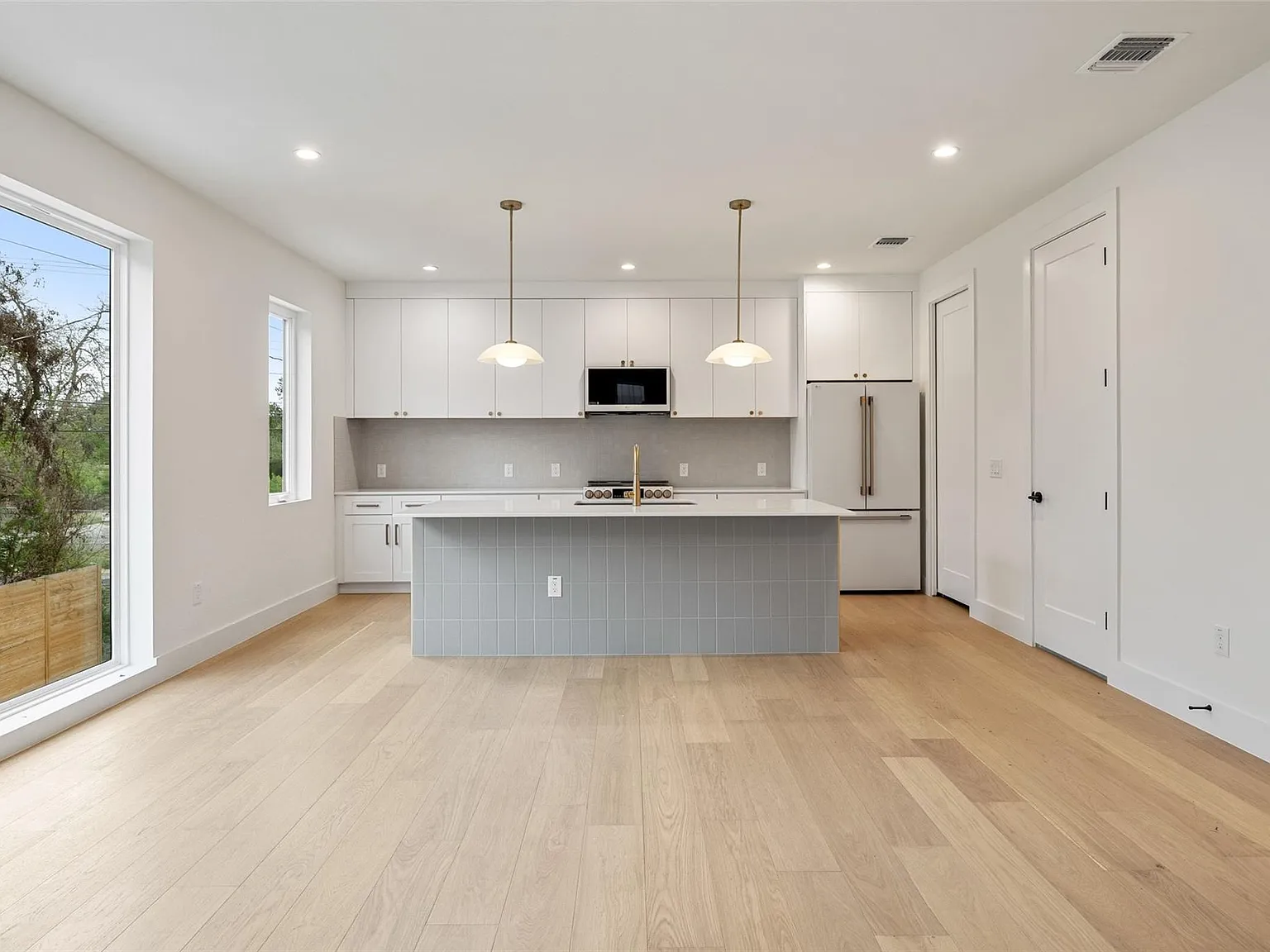 3 bed, 3.5 bath, 1966 sqft, $4,595 — Photo 1