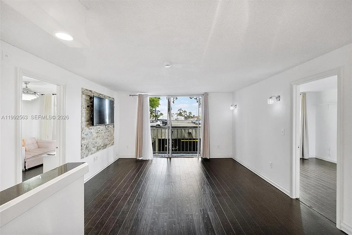 Building Photo - 1720 NW North River Dr #211