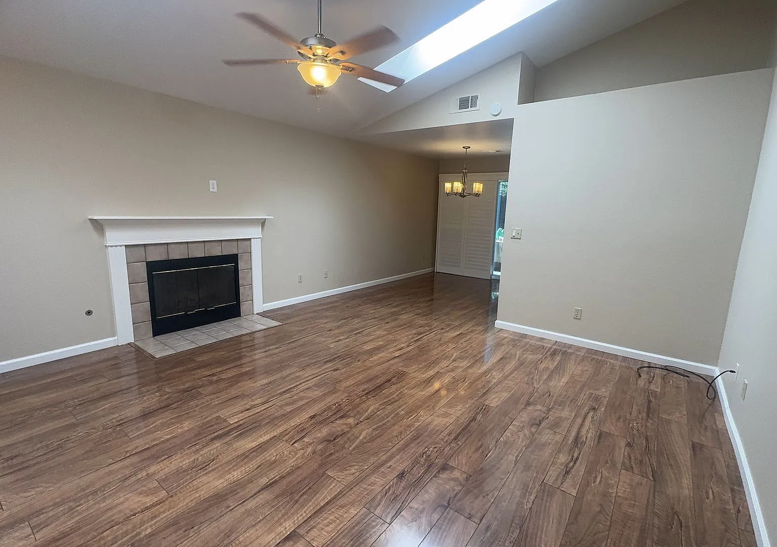 3 Bedroom 2 Bathroom Charming home — Photo 3