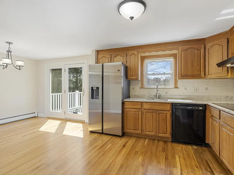 160 Ravenswood Rd — Photo 4