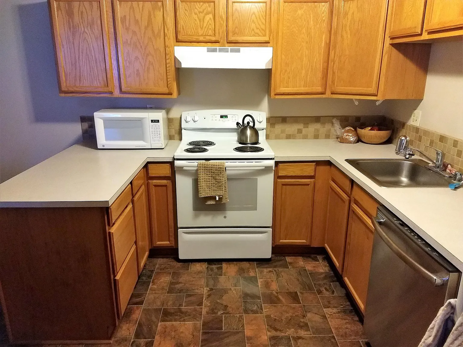 2 bed, 898 sqft, $1,850 — Photo 2