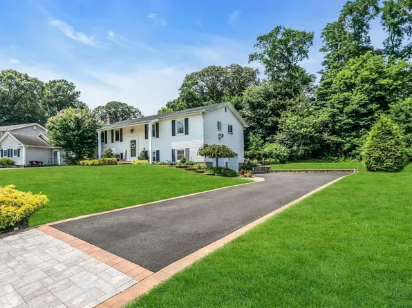 41 Berkshire Drive, Hauppauge, NY 11788