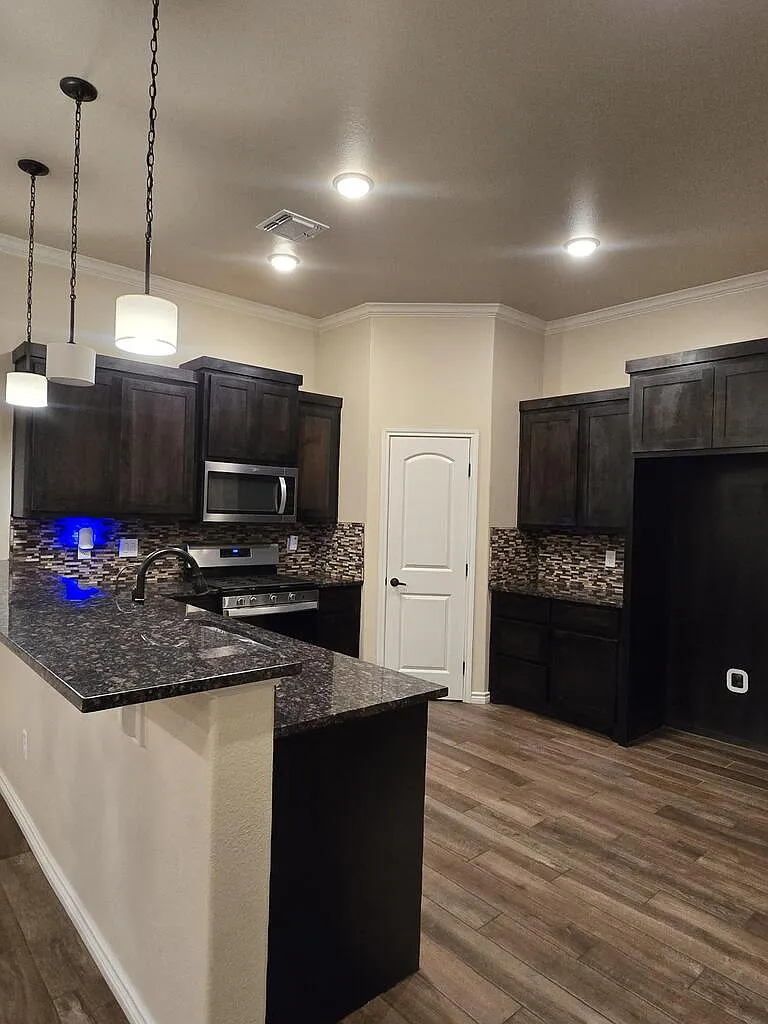 4 bed, 2.5 bath, 2408 sqft, $2,800 — Photo 4