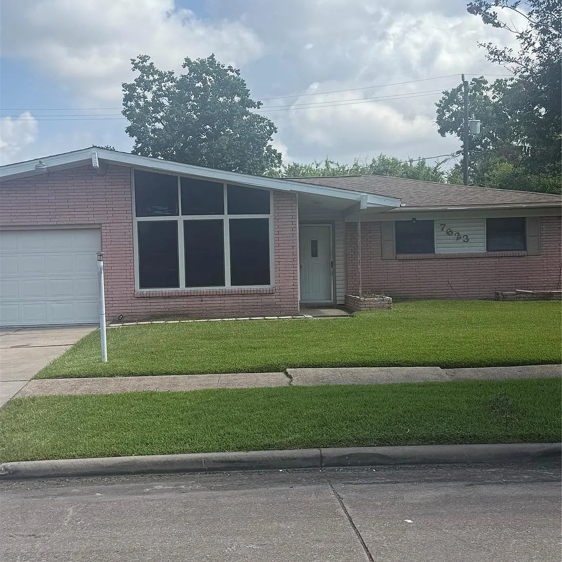 3 bed, 2.0 bath, 1916 sqft, $1,900 — Photo 2