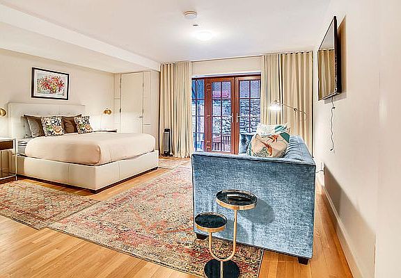 4th image of 206 E 20th St #1