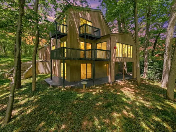 1309 Wildwood Ln, Mahomet, IL 61853