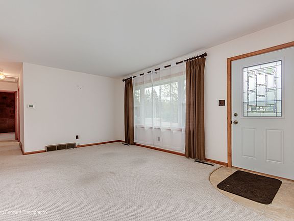 3rd image of 1402 Oakwood Ct