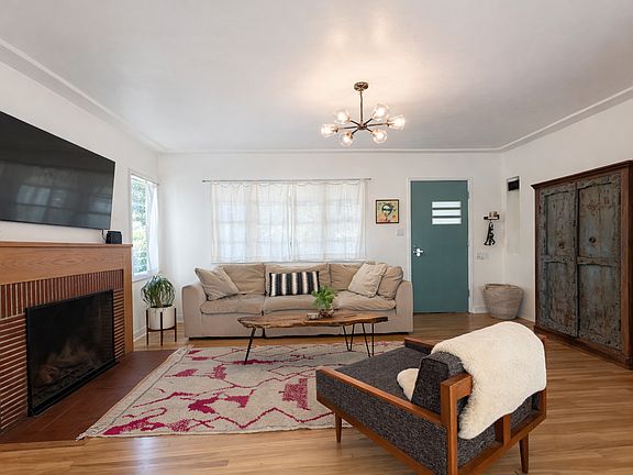 3rd image of 230 W Elmwood Ave